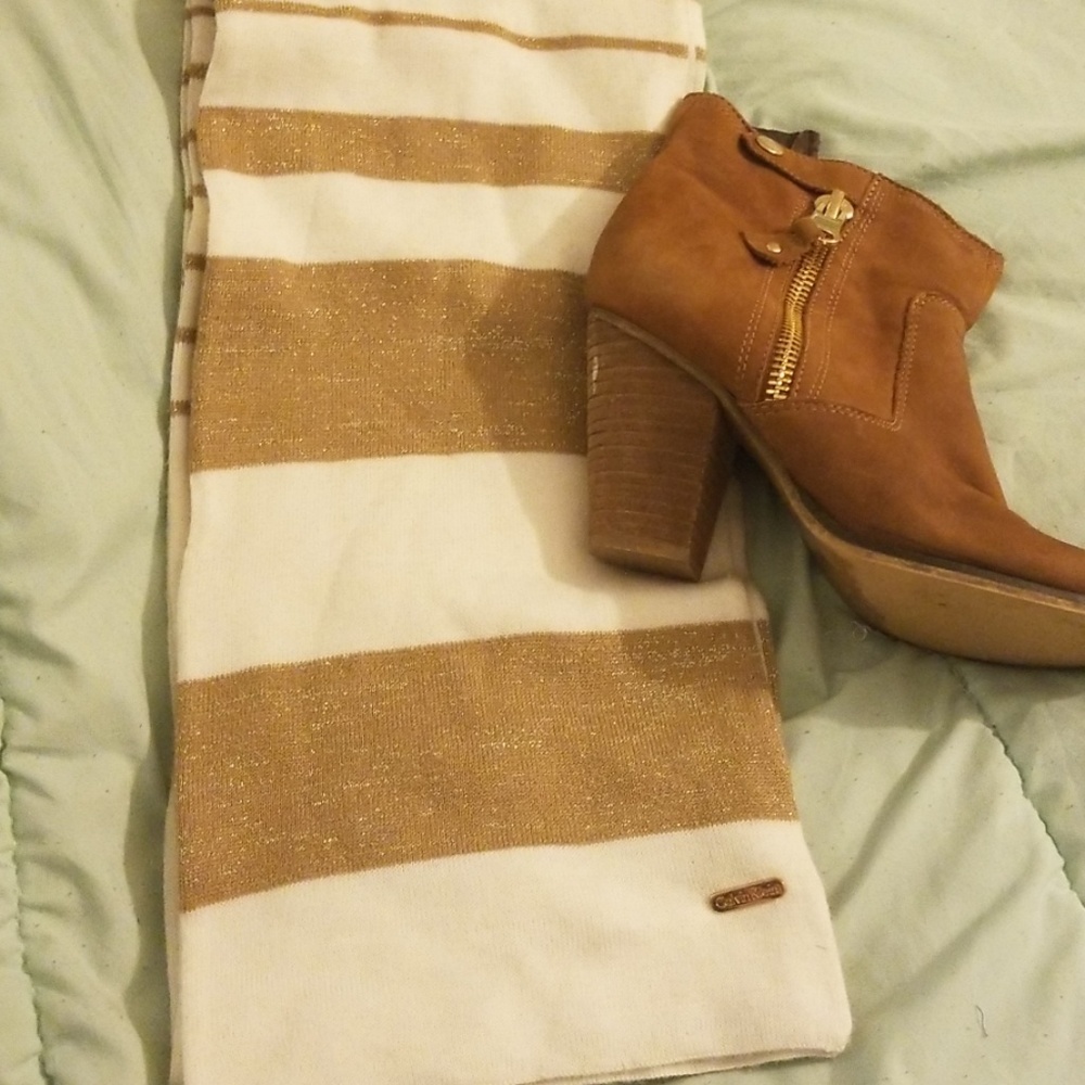 🌸 Calvin Klein cream and gold scarf